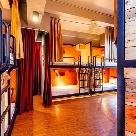 Thonglor Travellers Hostel And Cafe Bangkok Eksteriør billede
