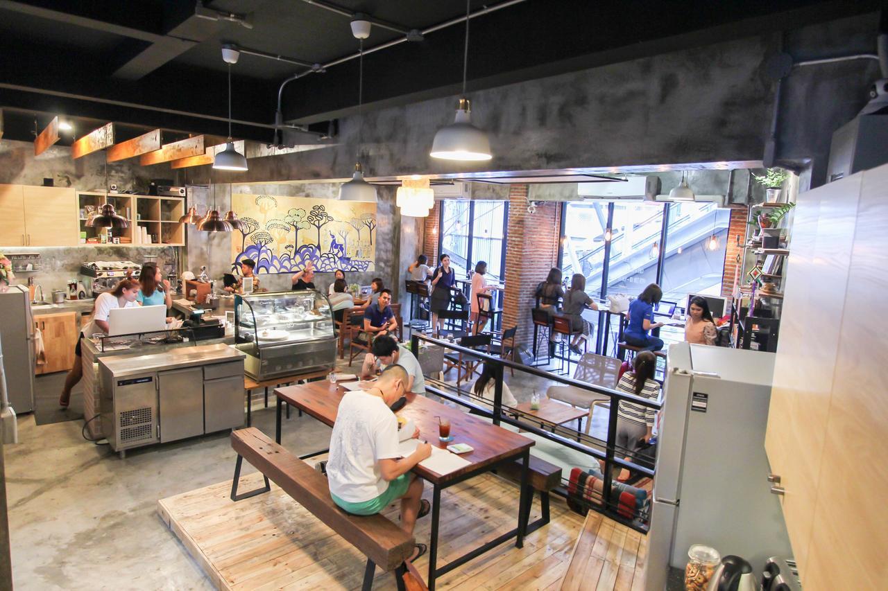 Thonglor Travellers Hostel And Cafe Bangkok Eksteriør billede