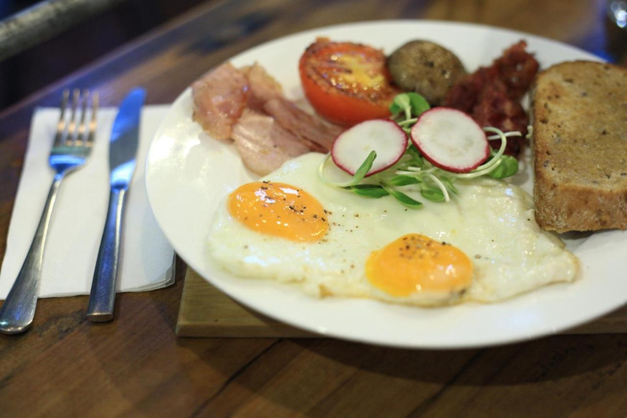 Thonglor Travellers Hostel And Cafe Bangkok Eksteriør billede