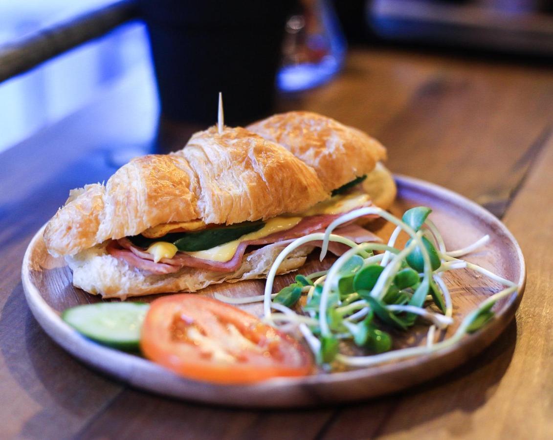 Thonglor Travellers Hostel And Cafe Bangkok Eksteriør billede