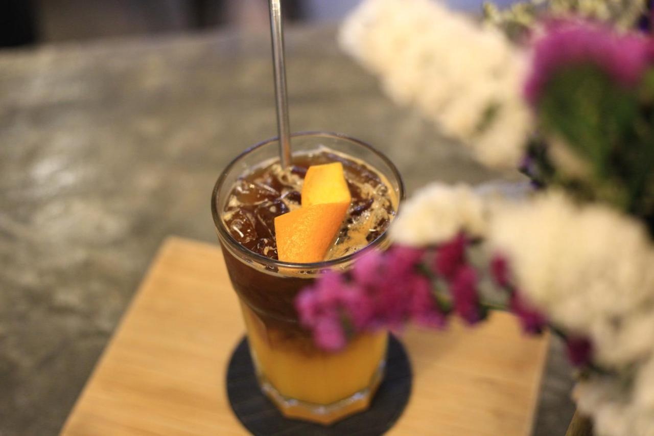 Thonglor Travellers Hostel And Cafe Bangkok Eksteriør billede