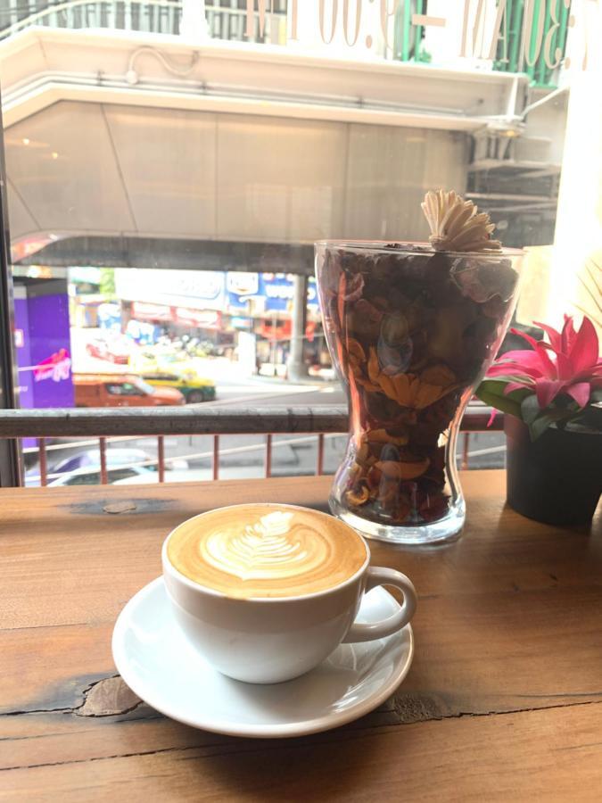 Thonglor Travellers Hostel And Cafe Bangkok Eksteriør billede