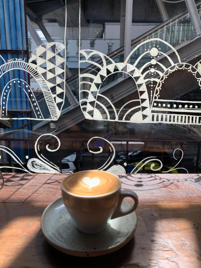 Thonglor Travellers Hostel And Cafe Bangkok Eksteriør billede
