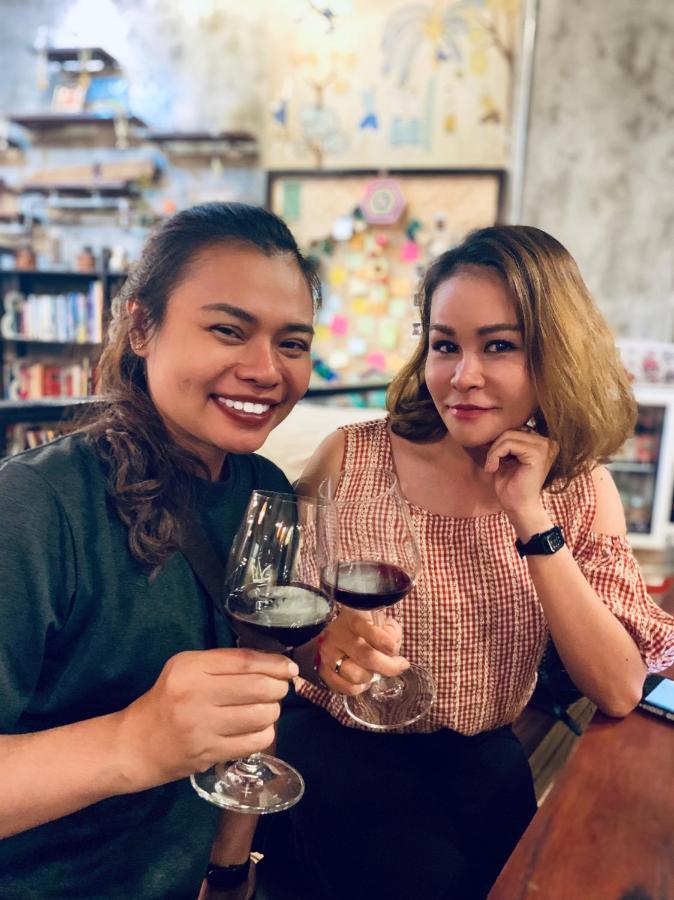 Thonglor Travellers Hostel And Cafe Bangkok Eksteriør billede