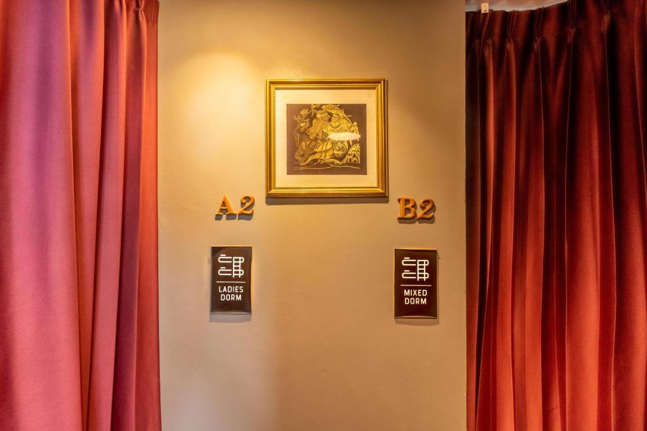 Thonglor Travellers Hostel And Cafe Bangkok Eksteriør billede