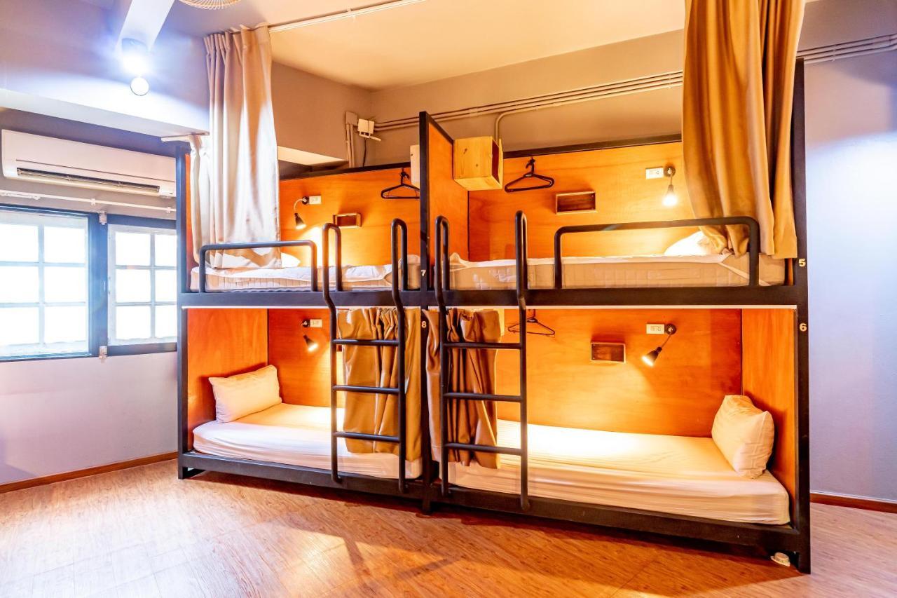 Thonglor Travellers Hostel And Cafe Bangkok Eksteriør billede