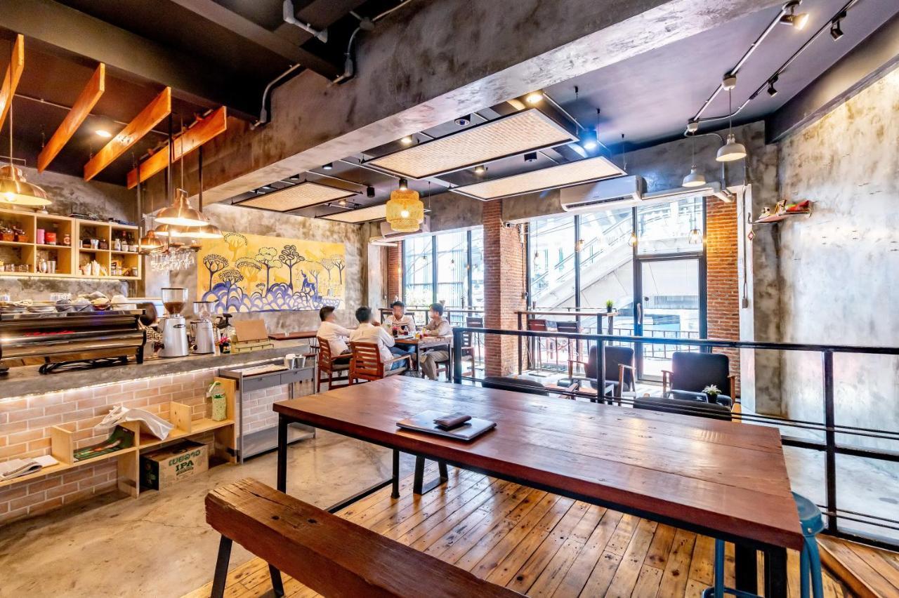 Thonglor Travellers Hostel And Cafe Bangkok Eksteriør billede