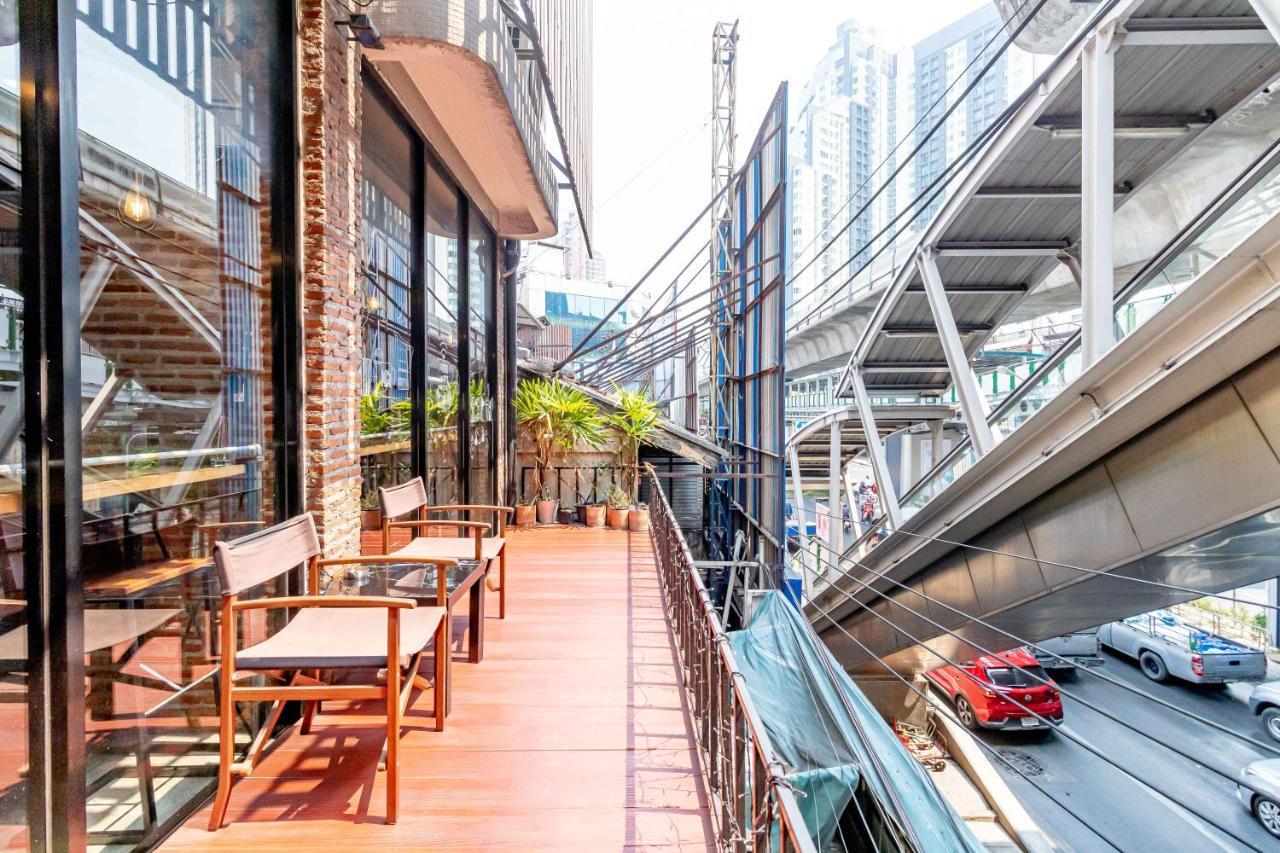 Thonglor Travellers Hostel And Cafe Bangkok Eksteriør billede