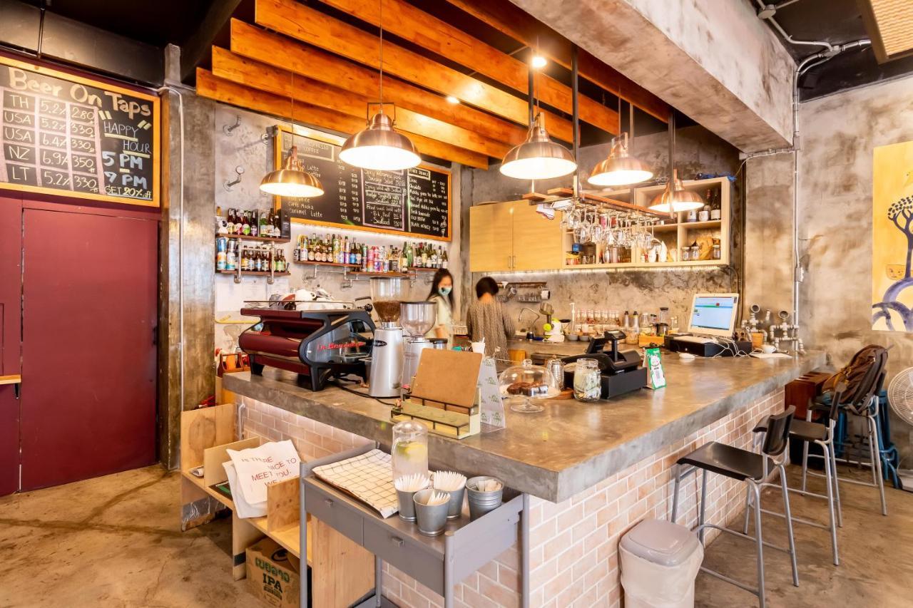 Thonglor Travellers Hostel And Cafe Bangkok Eksteriør billede