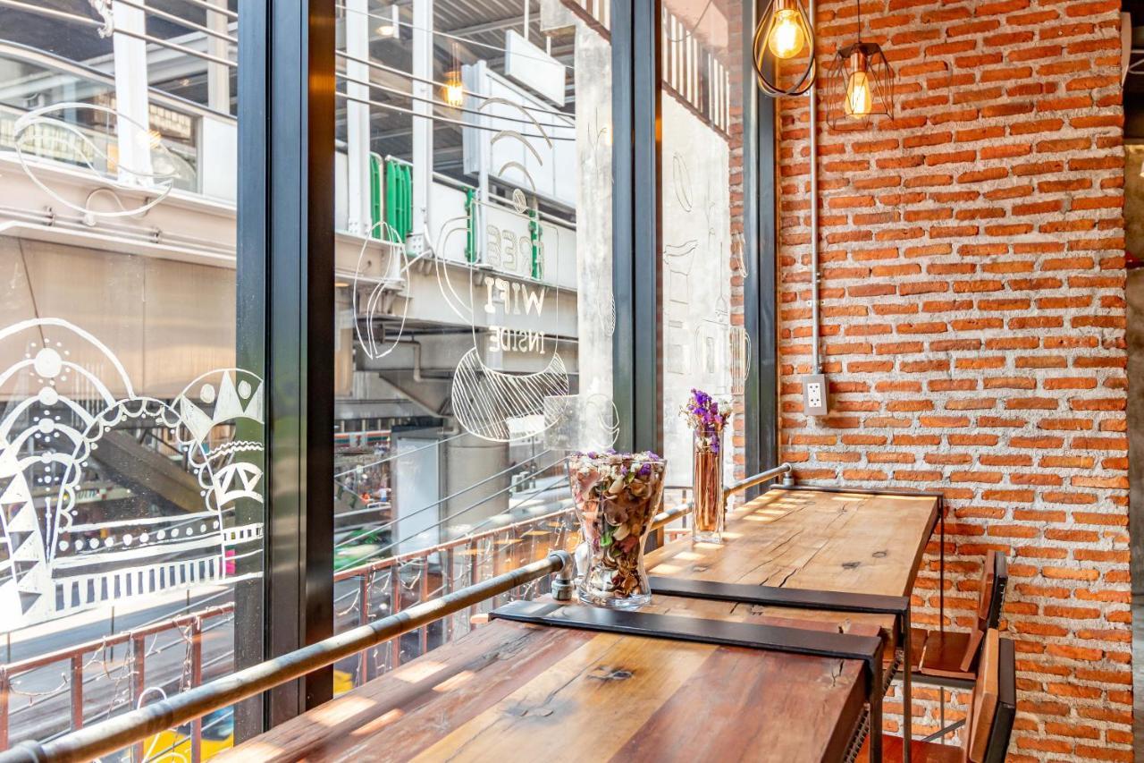 Thonglor Travellers Hostel And Cafe Bangkok Eksteriør billede